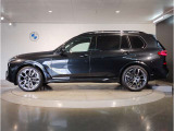 【XDrive】強大なパワーをXdriveシステムが瞬時に理想的な可変配分を行い、かつてない安心・快適・スポーティな走りを約束します。走行状況に応じてトルク配分を最適化してくれる優れものです!