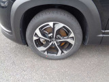 純正アルミで全体的にデザインがまとまっています。車も人も、オシャレはまずは足元からですね。