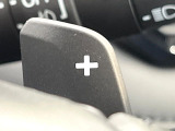 【パドルシフト】ハンドルから手を離さずに素早くシフトアップ&ダウンができるので、エンジンブレーキを使う下り坂や高速道路の合流で加速したい場面で役立ちます。