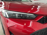シャープなデザインの明るくて長寿命のLEDヘッドライト採用