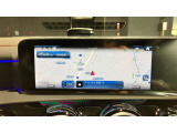 ウィンカー内蔵ドアミラーを開発したのは『メルセデス・ベンツ』です。他車からの視認性が高まり、事故の可能性を低減させています。更に、点灯部分はドライバーの視界に入らないように設計されています。