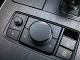 「MAZDAコネクト」コマンダー部 手元を見ることなく操作出来るように左手を自然に降ろした位置に設置。シンプルで使いやすく、機能を覚えやすいボタン配置になっています。