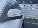 【LED内蔵ウィンカー】LEDとクロームの先進的なコントラストのミラーデザインに加え、後退時助手席側のミラーが自動で下方を向くリバースポジション機能も備えており実用性も兼ね備えています。