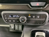 【オートエアコン】一度お好みの温度に設定すれば、車内の温度を検知し風量や温度を自動で調整。暑い…寒い…と何度もスイッチ操作をする必要はありません。快適な車内空間には必須の機能ですね♪