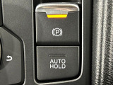【電動パーキングブレーキ】パーキングブレーキは便利な電動式!ボタン一つで操作でき、アクセルを踏めば自動で解除されます♪レバーやペダルが無いので運転席廻りもすっきりしますね♪
