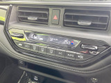 【オートエアコン】一度お好みの温度に設定すれば、車内の温度を検知し風量や温度を自動で調整。暑い…寒い…と何度もスイッチ操作をする必要はありません。快適な車内空間には必須の機能ですね♪