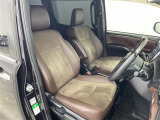 【7人乗りハーフレザーシート】ゆったりとした座り心地と、車内を広々と使える快適性に長けているので、快適な時間をお過ごしいただけます!