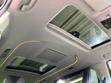 【サンルーフ】開放感たっぷりの希少装備、サンルーフが装着されています!車内に明かりを取り入れたり景色を楽しむ以外にも、車内の空気も簡単に換気できて快適です!