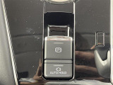 【電動パーキングブレーキ/オートブレーキホールド】パーキングブレーキをかけるときはレバーを引くだけ!ブレーキホールドは信号待ちなどの停止中にブレーキペダルから足を離してもブレーキがかかったまま!