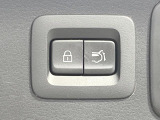 【パワーバックドア】スマートキーや運転席のボタンを押すだけでリアゲートが自動で開閉します!荷物を持っている時や、高い位置にあるバックドアを閉める際に便利な機能です♪