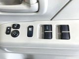 【電動格納ミラー】サイドミラーは電動格納式となっており、狭い駐車場でもキズがつくリスクを抑えられます。
