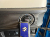 【スマートキー/プッシュスタート】鍵を持っているだけで、ドアロック解除・施錠からエンジンスタートまで操作できる便利な機能です。