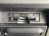 【ETC】有料道路を利用する際に料金所で停止することなく通過できる、ETC車載器(ノンストップ自動料金収受システム機器)が装備されています。セットアップを行うことで利用可能になります。