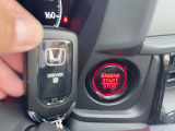 【Hondaスマートキー】カバンやポケットに入れたままでもドアの施錠・解錠が可能なスマートキーを装備。エンジンのオン・オフ時もカギを取り出す必要が無いからとっても便利です♪