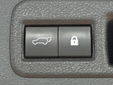 【パワーバックドア】スマートキーや運転席のボタンを押すだけでリアゲートが自動で開閉します!荷物を持っている時や、高い位置にあるバックドアを閉める際に便利な機能です♪