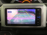 車両後方の映像を映すバックモニター。進路を確認しながら安全に車庫入れできます。