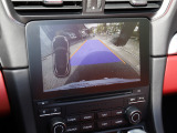 バックカメラ装備 バックでのよりスムーズな駐車やステアリング操作を行えます。PCMモニター上に、車両の予測進路を示したガイドラインを表示します。