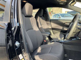 高いホールド性で運転姿勢が安定します。長距離ドライブでも疲れにくいのが魅力です。快適なドライビングライフをお送りください♪