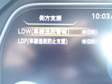 LDW(車線逸脱警報)が装備されておりドライバーが意図せずに白線を跨ぐと警告音で注意を促してくれます♪