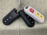 手荷物が多いときでも、スマートキーをバッグやポケットに携帯していれば、キーを取り出すことなくドアの解錠・施錠ができます