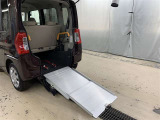 車いすにのったまま乗車可能。くるま椅子をご利用の方の移動をサポートするとともに、介護する方の負担を軽減します。