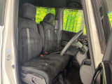 運転席まわりには十分なスペースがあり、大柄な方でもゆったり運転していただける環境です。