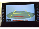 バックガイドモニター付き。車両後方の映像をナビ画面に表示し、駐車などの後退操作をサポートします。