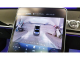 【360°カメラシステム】4つのカメラにより、車両周囲を俯瞰で確認することができます。カメラの呼び起しは手動でも可能ですので、狭い道でも安心してお乗りいただけます。