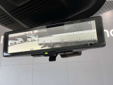 後方ピラーや荷物、後席の同乗者やガラスのくもりなど、視界が妨げられた場合でも、後方カメラからの映像で安全を確認することができます。
