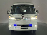 LEDヘッドランプは、白く明るい光で夜間走行の安心を高め、低消費電力で低燃費にも貢献します。バルブ寿命も長いので安心ですね!
