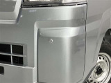 コーナーセンサーを車の前後に装備。障害物までの距離に応じて警告音を変えてお知らせ。縦列駐車時や駐車場・車庫などでの取り回しをサポートします。詳細は販売店スタッフまでおたずねください。