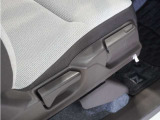 【ハイトアジャスター】レバーの上下操作だけで、座面を運転しやすい高さへ簡単に調節できます。