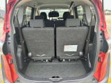 シートアレンジ次第で様々な用途で使えるラゲッジスペース!大きい荷物はもちろん、車中泊も出来ますね♪