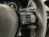 ステアリング右手側に安全運転支援機能のホンダセンシングをコントロールするスイッチ、左手側にオーディオ関連のコントロールスイッチを配置、視線を逸らすことなく運転に集中できます