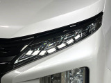 【LEDヘッドライト】悪天候や夜間走行時も良好な視界を確保し安心して運転できる高輝度LEDヘッドライトを装備!点灯速度が早く、消費電力も抑えられています。