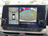 車を真上から見ているように、周囲の状況を把握しながら安心して駐車が行えるアラウンドビューモニター装備!