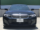 【BMWの伝統】BMWの特徴的な“キドニーグリル”は、80年以上続く伝統の形でございます。変わらないこだわりのデザインが、プレミアムブランド“BMW”を創り出します。