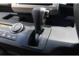 インパネシフトだから視線の移動も少なく足元もスッキリ♪運転席もゆったりしているのでゆとりを持ってドライブできますね!