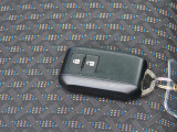 キーをポケットに入れたままでもエンジンON/OFF、ドア施錠/開錠可能♪便利なスマートキー付です♪