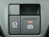 【電動パーキングブレーキ】ボタンを手前に引くだけでパーキングブレーキがロック!発進時にはボタンを押すとパーキングブレーキが簡単に解除される優れものです!