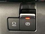 【オートブレーキホールド】信号待ちや渋滞で停車時にブレーキから足を離しても、停止状態を保持してくれます。前進するときはアクセルを踏めば自動で解除されるので安心♪街乗り運転が楽になります♪