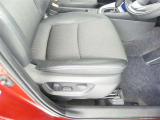 パワーシート搭載。微妙な調整が手軽にでき、最適なポジションで運転することが可能です。