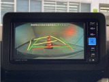 バックモニター付きです。車の後方に小型カメラが付いており、バックする際の後方の様子をモニター上に表示します。