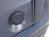 コーナーセンサーを車の前後に装備。障害物までの距離に応じて警告音を変えてお知らせ。縦列駐車時や駐車場・車庫などでの取り回しをサポートします。詳細は販売店スタッフまでおたずねください。