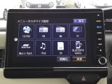 ナビゲーションはホンダ純正メモリーナビ。通信機能も備え渋滞回避案内や天気情報の表示などのサービスが有ります。リアカメラ付きなので、バック駐車の苦手な方にも安心ですね!