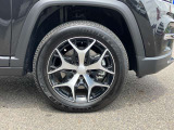 ご納車後も安心の認定中古車保証がございます。走行距離無制限で修理部品交換はもちろん、24時間365日対応による無料ロードサービスも付帯されます。
