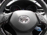 運転中に便利なステアリングスイッチ。クルーズコントロール付き。