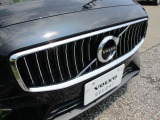 フロントカメラはデザインも重視しVOLVOのロゴマークに内蔵されています