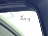 【ブラインドスポットワーニング】走行中、ドアミラーの死角になりやすい箇所に後続車が接近するとサイドミラー付近に警告を表示、ドライバーに注意喚起をしてくれます。