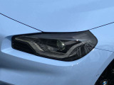 LEDヘッドライト。先進のLEDテクノロジーを採用。照射される白色光の周波特性は太陽に近く、バイキセノンヘッドライトを上回るコントラストでさらに明るく輝きます。悪天候の日でも優れた視認性を発揮します。